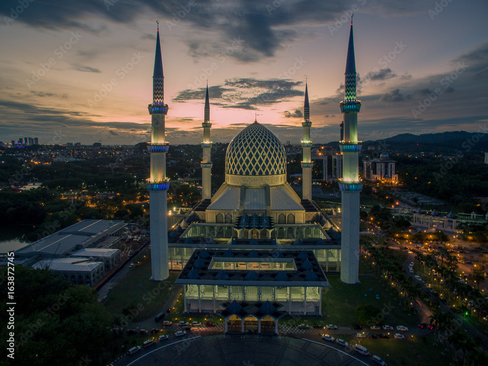 Naklejka premium Sultan Salahuddin Abdul Aziz Shah Mosque during Sunset