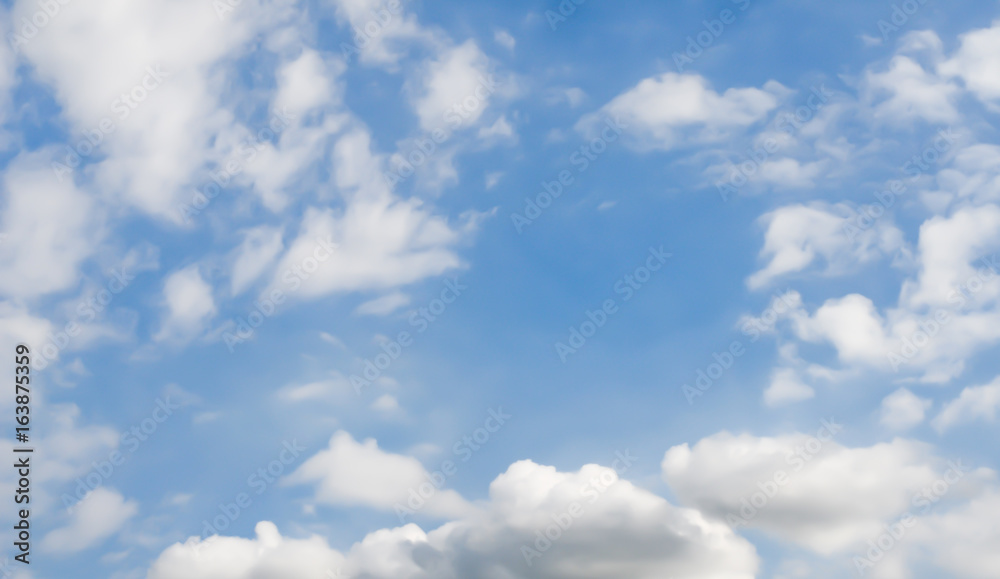 Fototapeta premium błękitne niebo i białe chmury rano.