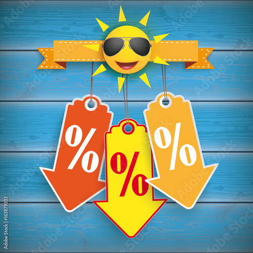 3 Preisschilder in Pfeilform mit Prozentzeichen und Sonnensmiley auf einer blauen Holzwand