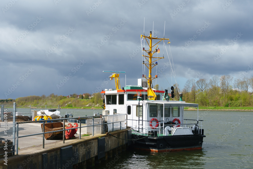 Lotsenversetzboot an der Fähre Sehestdt Nord-Ostsee-Kanal