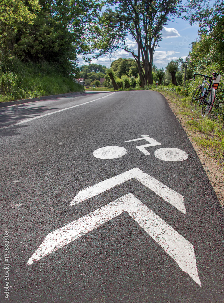 Obraz premium white painted signpost for cyclists on the road