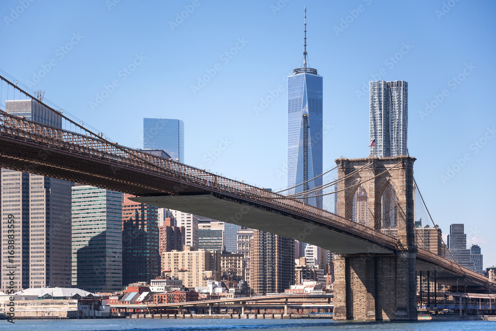Fototapeta premium Most Brookliński z tłem One World Trade Center, Nowy Jork, USA