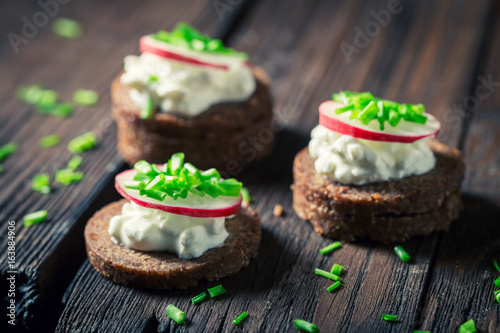 Photos Closeup of sandwich with pumpernickel bread, cottage cheese and chive
