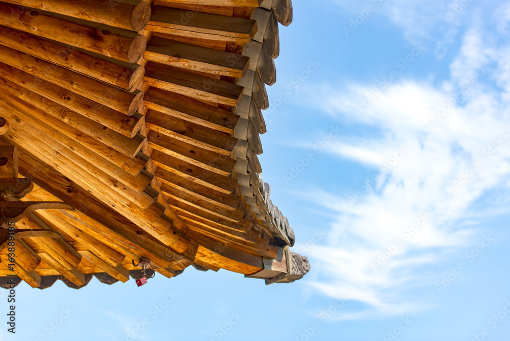 Obraz premium Tradycyjna architektura Korei, drewniane dachy w Seulu