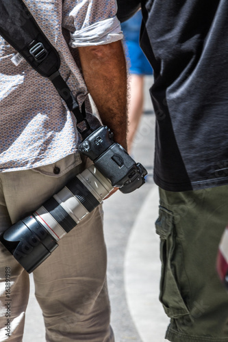 Profi-Fotograf mit Kamera umgehängt