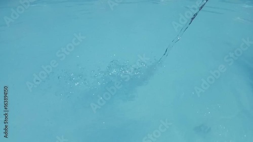 chorro de agua clara en piscina spa