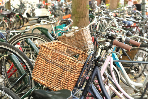 Viele Fahrräder in Einkaufsstrasse, Fahrradparkplatz