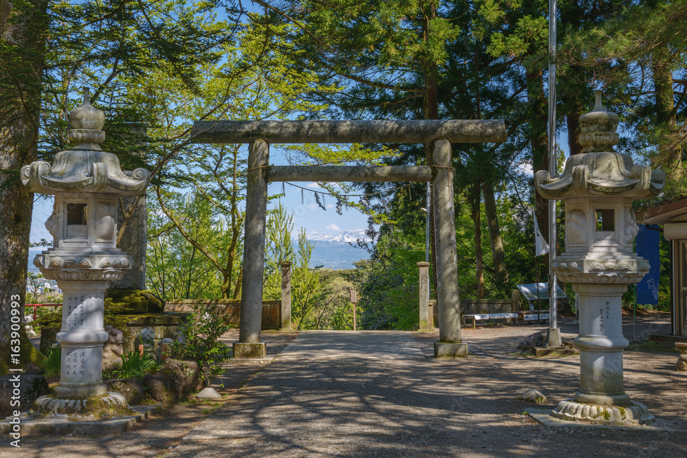 春日山神社　境内の風景