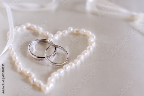 fedi matrimonio con collana di perle a forma di cuore