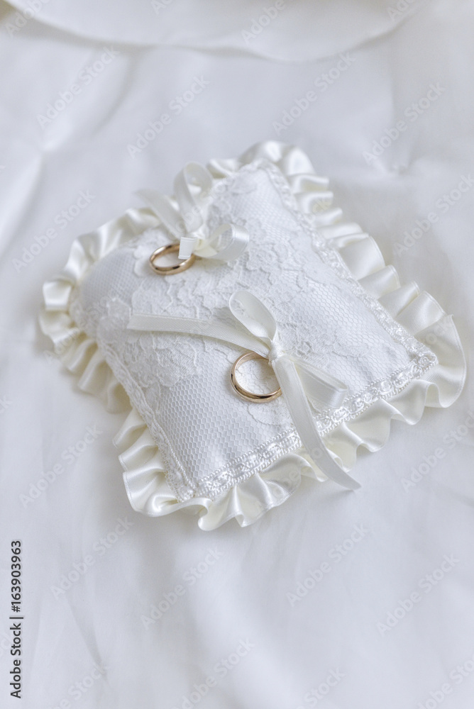 fedi matrimonio sopra cuscinetto bianco fedi matrimonio sopra cuscinetto bianco