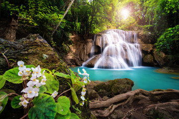 Tuinposter Watervallen Huai Mae Khamin waterval groen regenwoud Kanchanaburi  © happystock