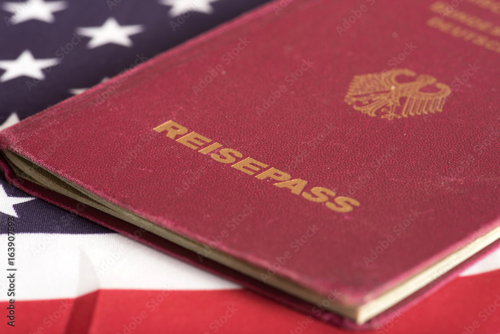 Flagge der USA und ein deutscher Reisepass Flagge der USA und ein deutscher Reisepass