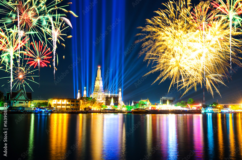 Thailand Countdown 2016 at Wat Arun Rajwararam is public to the public.And fireworks to celebrate the New Year.