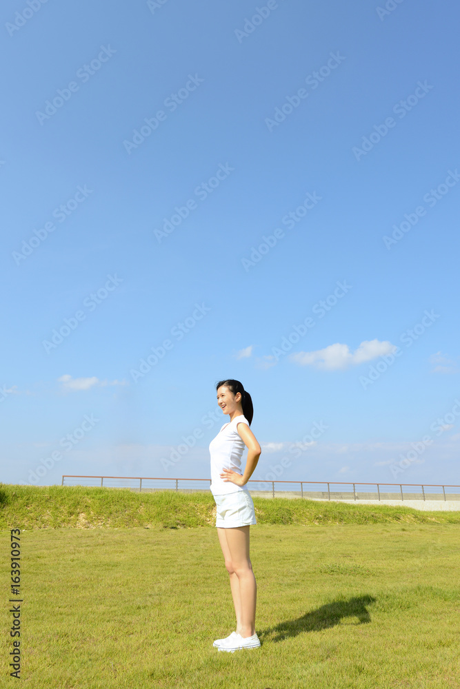 芝生の上でくつろぐ女性