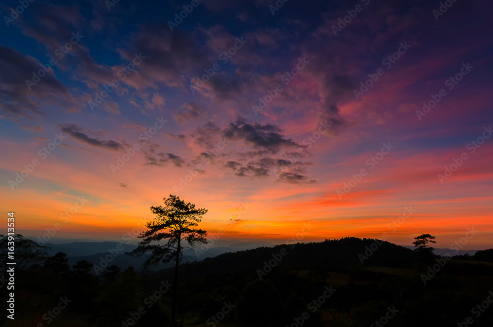 Obraz premium Twilight light on mountain.