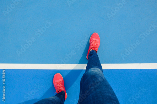 Obraz na plátně stand on tennis court floor