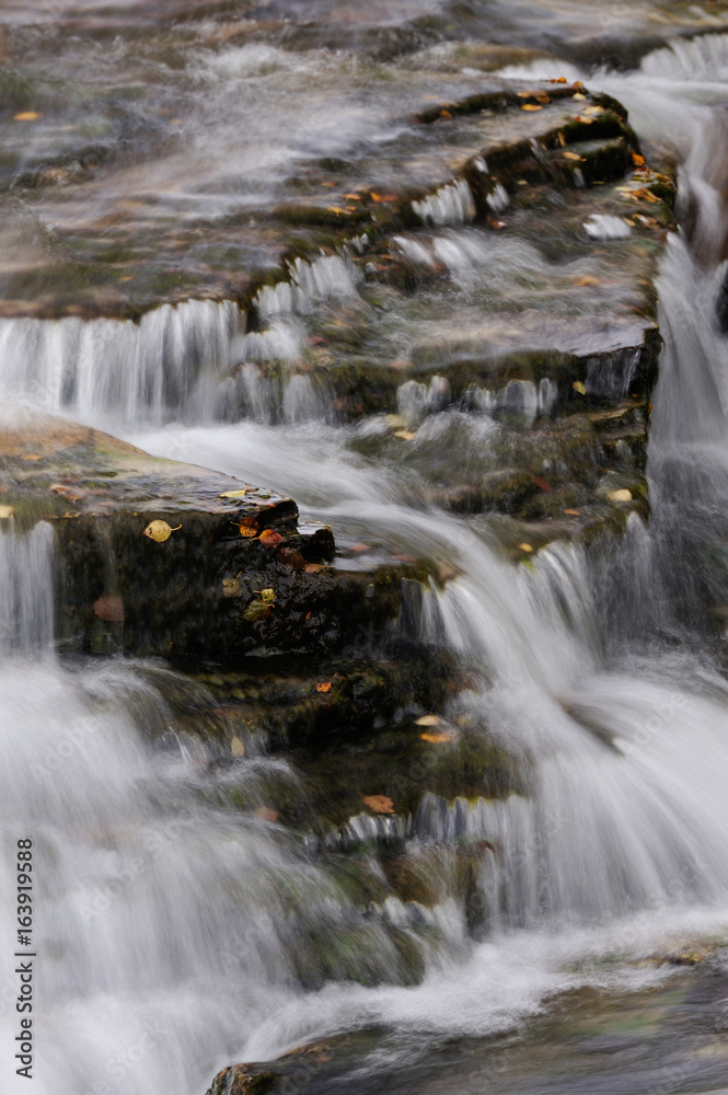 Wasserfall im Herbst, Schweden