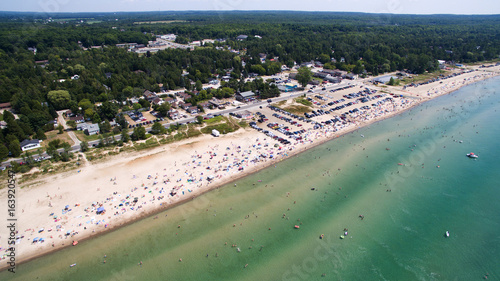 Obraz na płótnie People enjoy the sandy beach at Sauble Beach, Ontario, Canada w salonie
