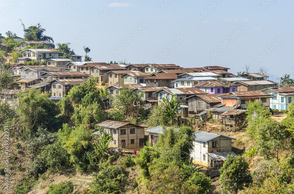 MYANMAR - 5 janvier 2015: Un Petit village typique perdu dans les montages de Birmanie.