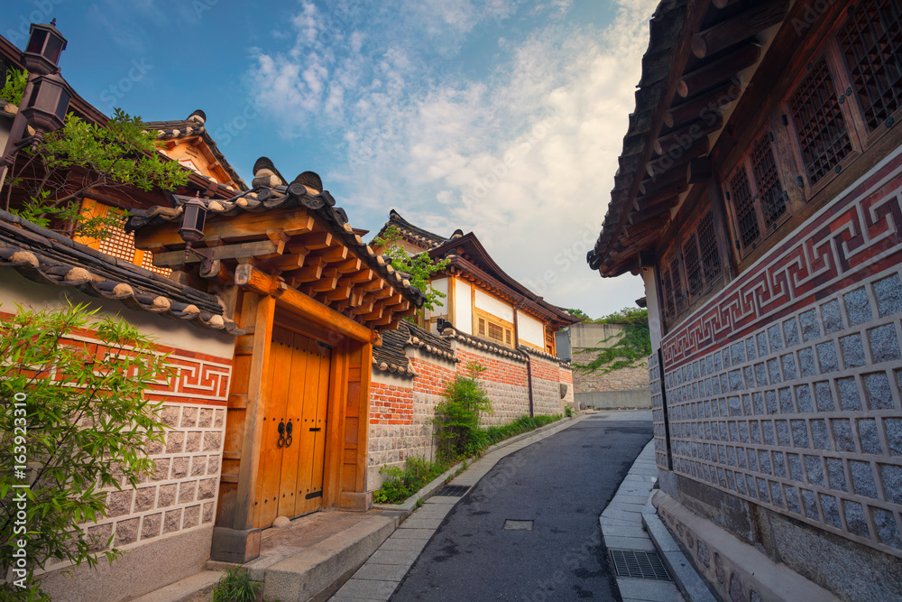 Fototapeta premium Seul. Tradycyjna architektura w stylu koreańskim w Bukchon Hanok Village w Seulu, w Korei Południowej.