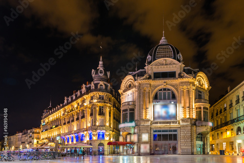 Place de la Comédie la nuit à Montpellier, Hérault, Languedoc en Occitanie, France