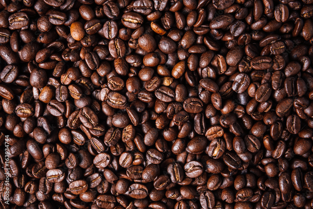 Fototapeta premium Tekstura palonych gotowych do picia kawy z bliska.Coffee Bean Scene.BlackGround Coffee.