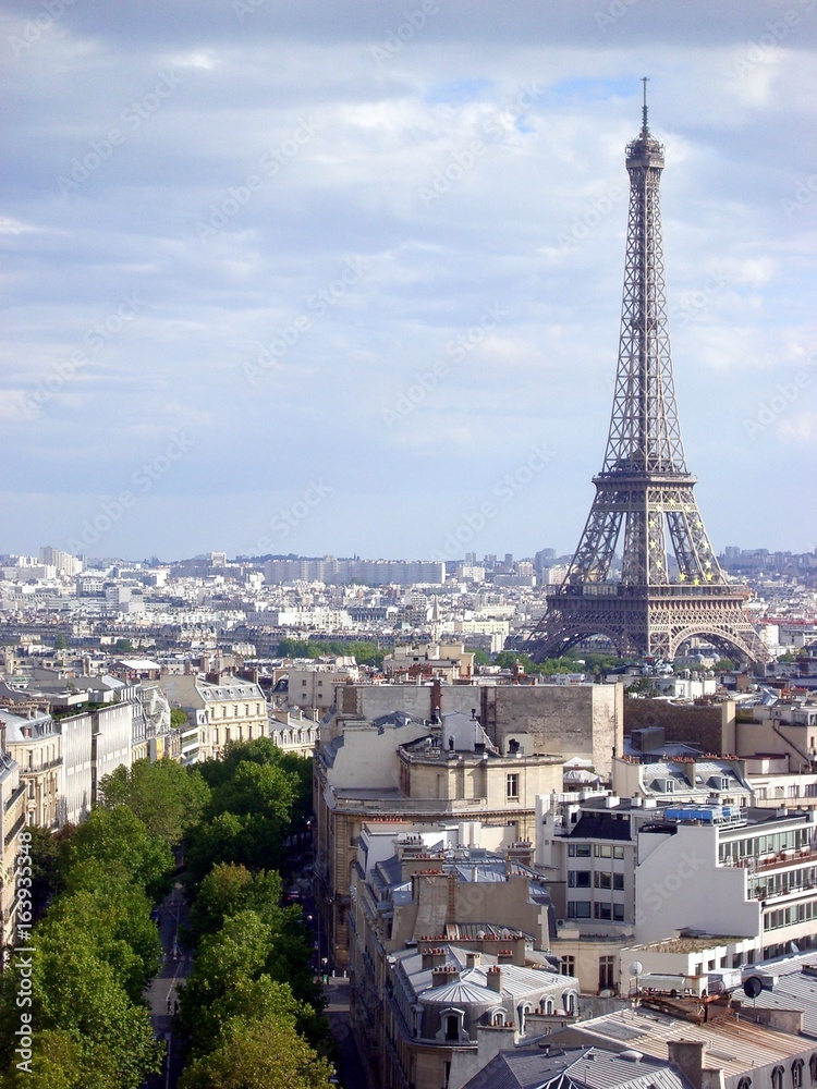 エッフェル塔とパリの街