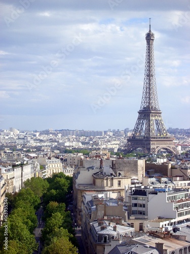 エッフェル塔とパリの街 © Mckie