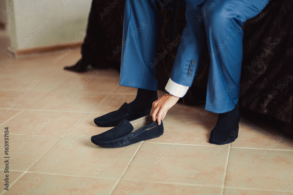 The man wears shoes. Tie the laces on the shoes. Men's style. Professions. To prepare for work, to the meeting. The man wears shoes. Tie the laces on the shoes. Men's style. Professions. To prepare for work, to the meeting.