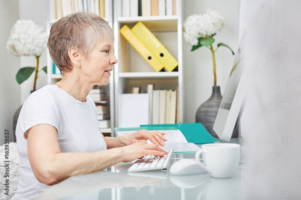 Seniorin am Computer Arbeitsplatz Seniorin am Computer Arbeitsplatz