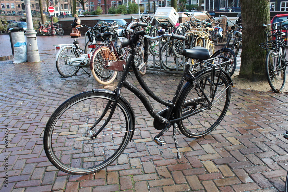 Vélo hollandais sur sa béquille