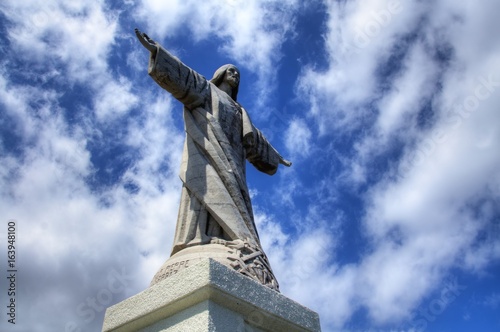 La statue du Christ Roi de Garajau est située sur un belvédère avec une vue magnifique et est une œuvre du sculpteur français Georges Serraz. photo