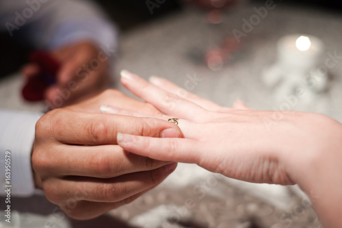 Putting on rings. The bride and groom dress rings