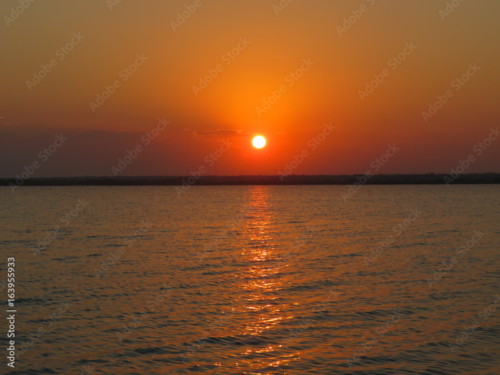 Lever de soleil sur la lagune de Bakalar