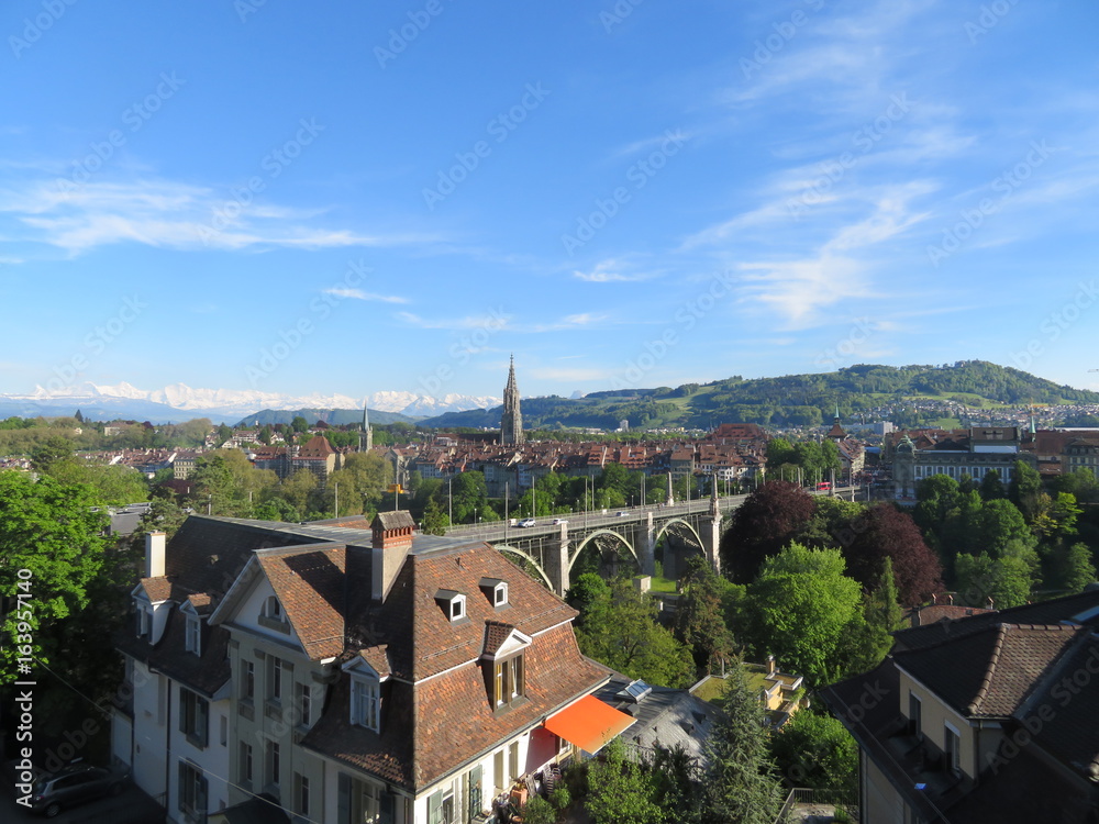 Vue sur la ville de Berne en Suisse avec les Alpes en arrière plan