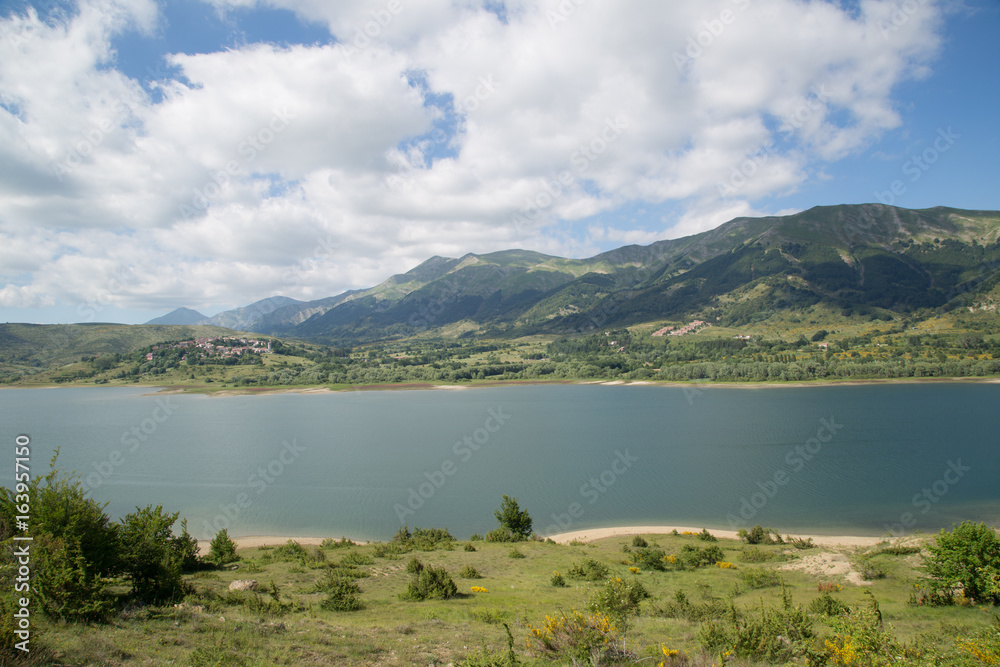 Lago di Campotosto, Campotosto, Parco nazionale Gran Sasso e Monti della Laga, inizio dell'estate