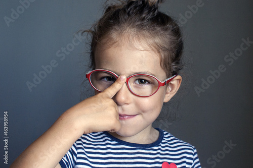 Canvastavla The child adjusts his glasses with his finger
