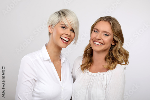 Zwei blonde Frauen lachend