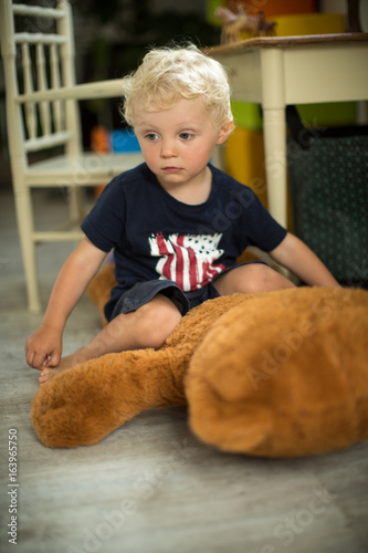 Einsam mit dem großem Teddy photo