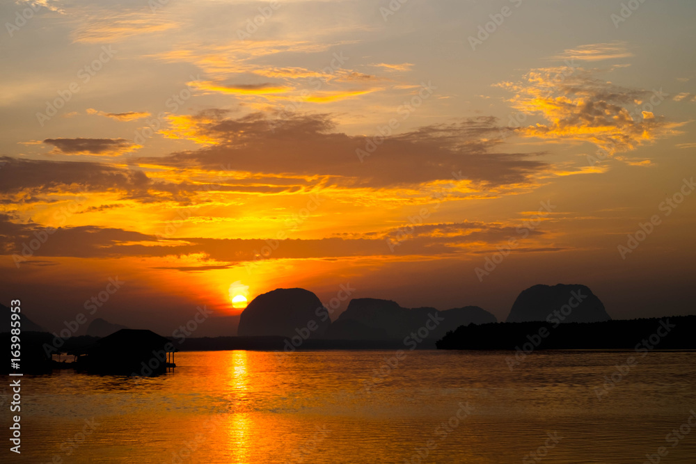 Fototapeta premium Sun rise yellow tone in the lake