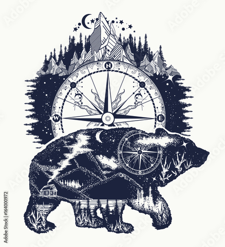 Plakat Niedźwiedź podwójnej ekspozycji, kompas, góry sztuki tatuażu. Niedźwiedź grizzly sylwetka t-shirt design. Symbol turystyki, przygoda, świetny na zewnątrz