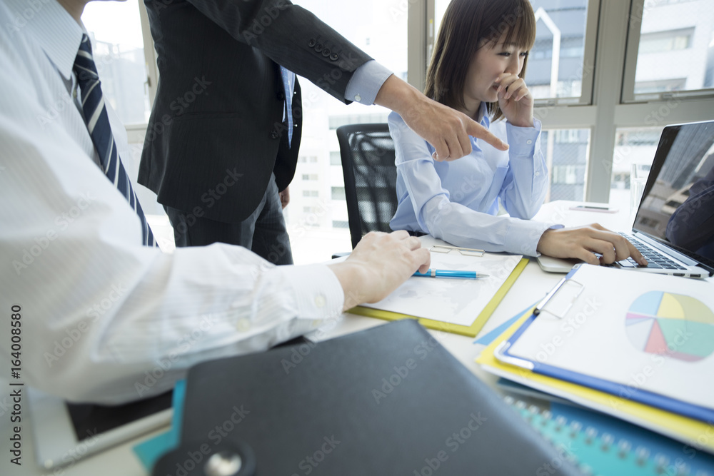 Fototapeta premium Businessmen work in the office