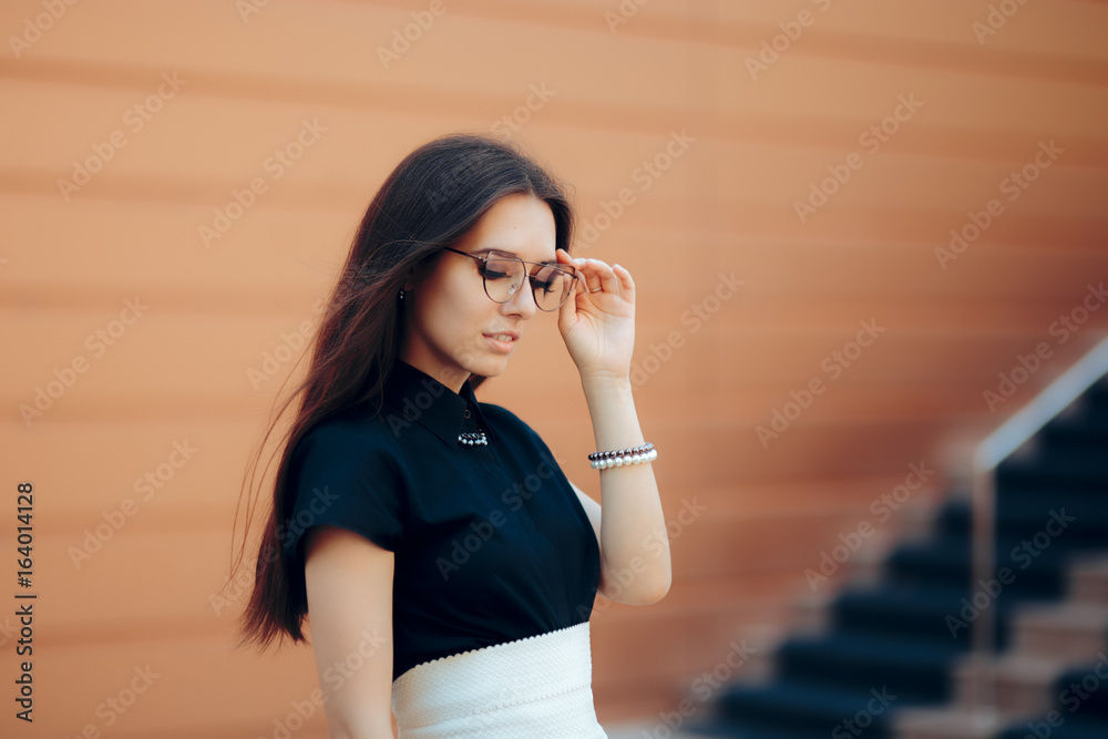 Φωτογραφία Elegant Fashion Woman with Trendy Eyeglasses and Pearl Accessories