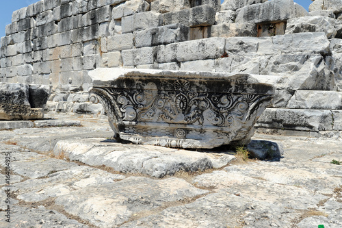 Chapiteau d'une colonne à l'arrière du temple d'Apollon à Didymes en Anatolie photo