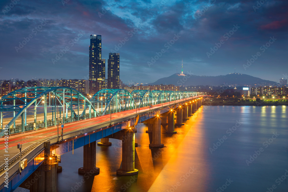 Fototapeta premium Seul. Obraz Seulu w Korei Południowej z mostem Dongjak i rzeką Hangang o zmierzchu.
