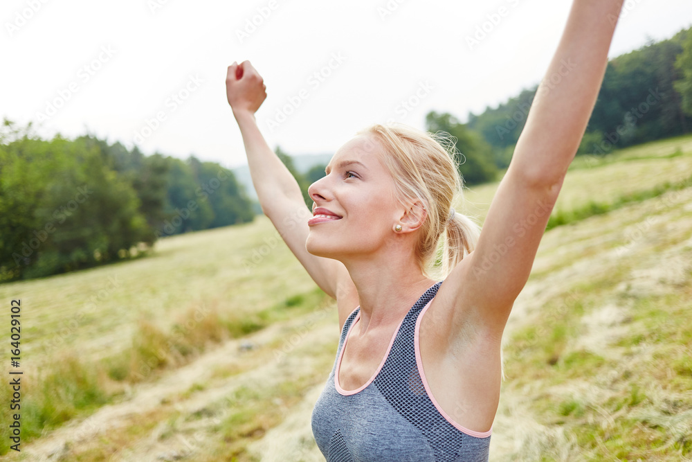 Frau atmet frische Luft in der Natur
