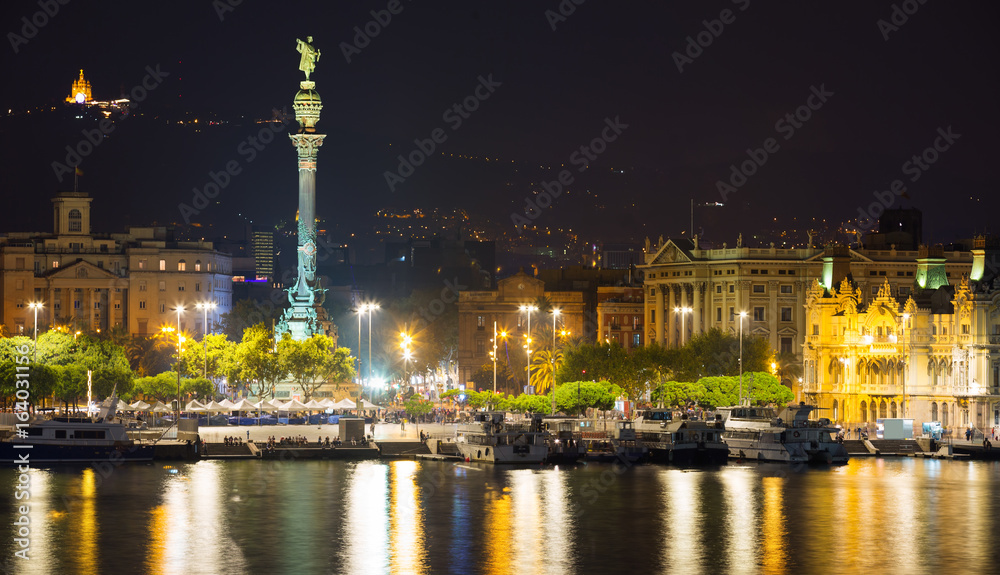 Fototapeta premium Barcelona Port with Columbus statue in night
