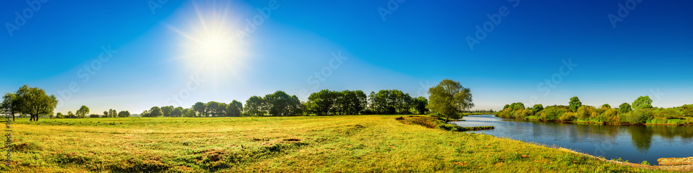 Fototapeta Krajobraz latem z drzewami, łąkami, rzeką i słońcem