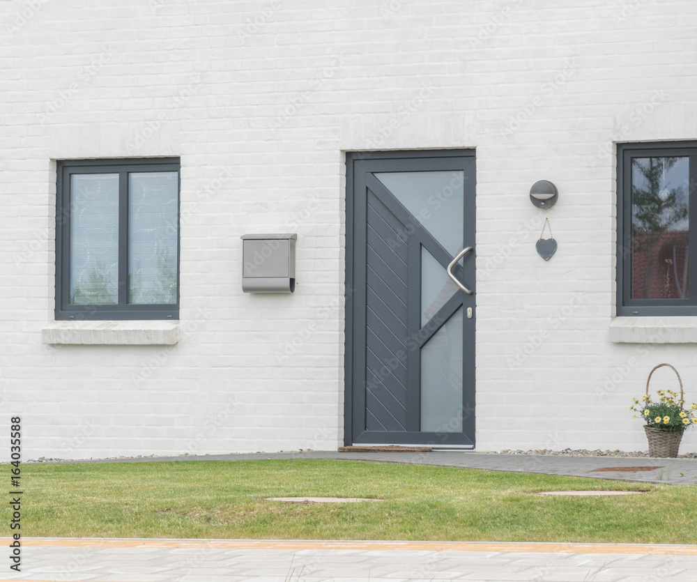 Fototapeta premium Moderne graue Haustür eines Hauses