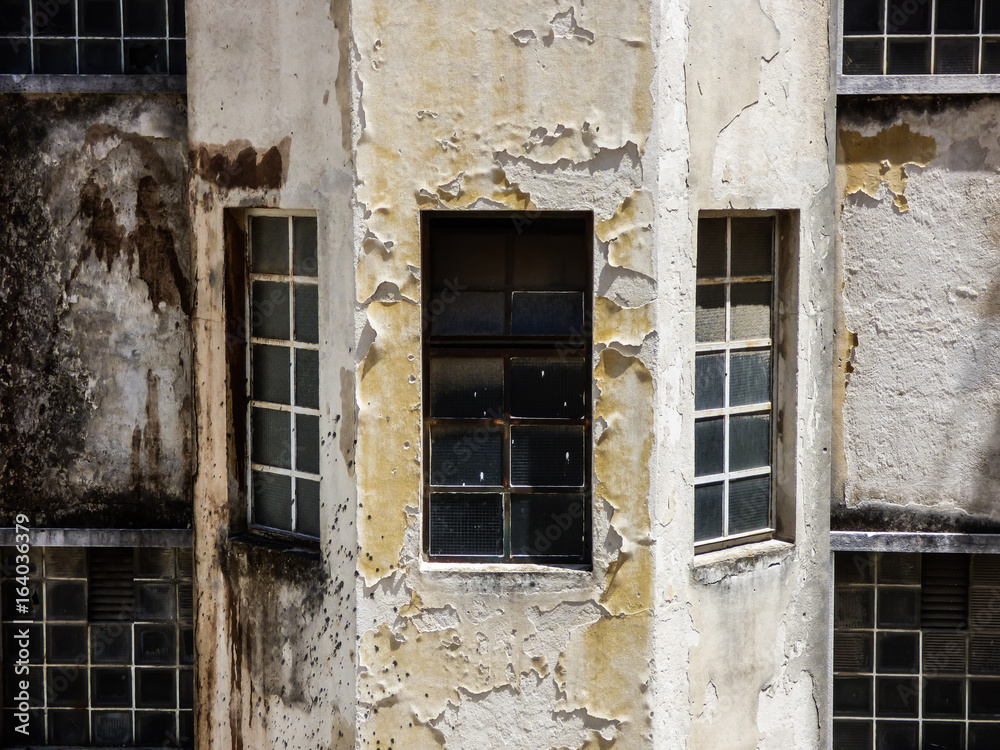 Obraz premium Windows of an old decaying apartment building in Lisbon